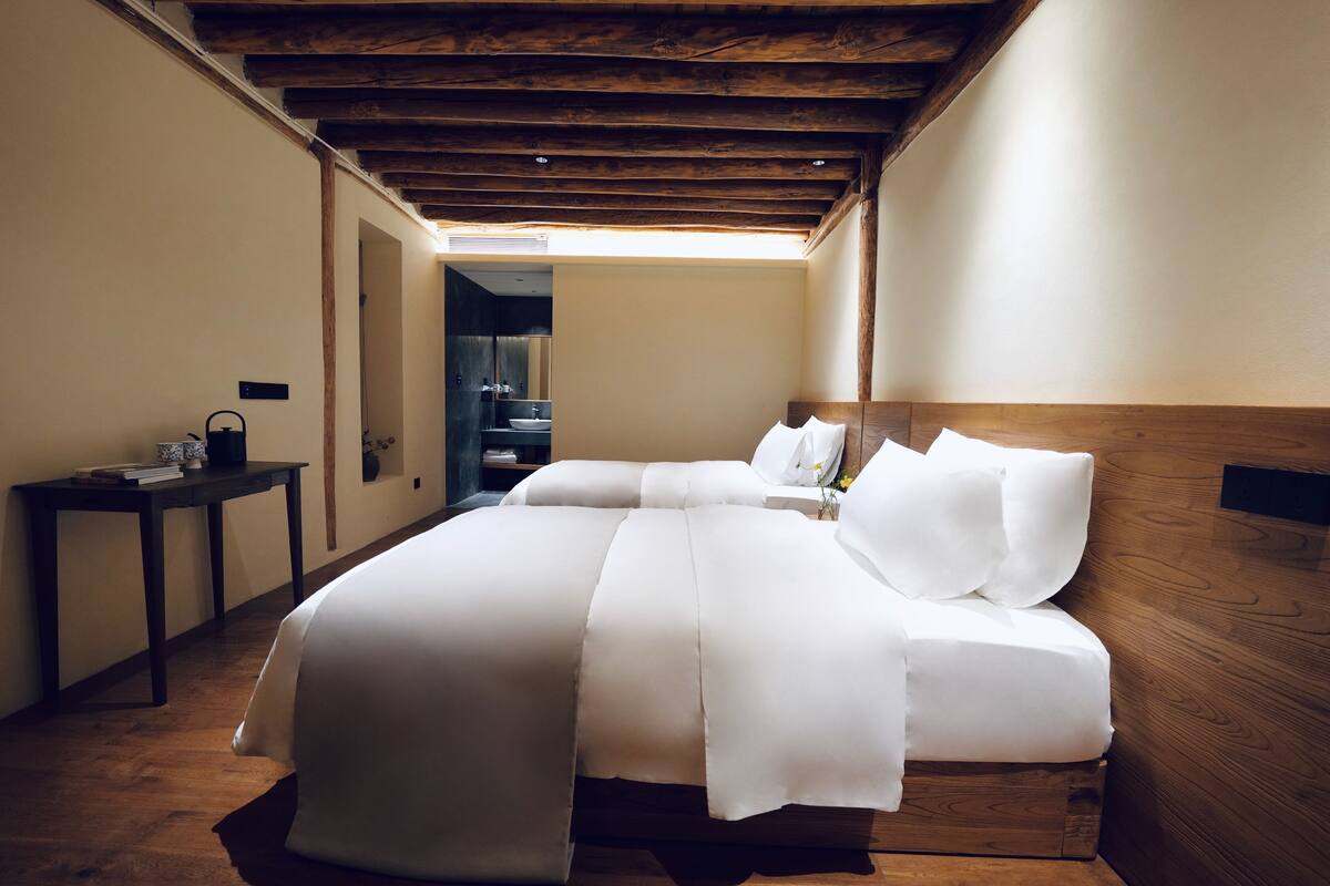 Kamar Double Basic | Wi-Fi gratis dan seprai linen