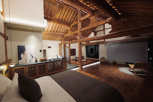 Leisure Courtyard Seascape Designer Hotel-Free one-way airport transport for check in three consecutive nights