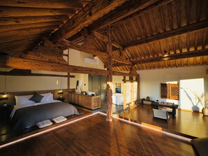 Signature Double Room | Free WiFi, bed sheets - Leisure Courtyard Seascape Designer Hotel-Free one-way airport transport for check in three consecutive nights (Dali)