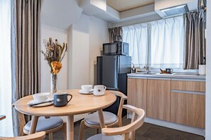 Deluxe-værelse med 2 enkeltsenge - 2 dobbeltsenge - ikke-ryger | Privat køkken | Køleskab, mikrobølgeovn, kogeplade, køkkentøj/tallerkener/redskaber
