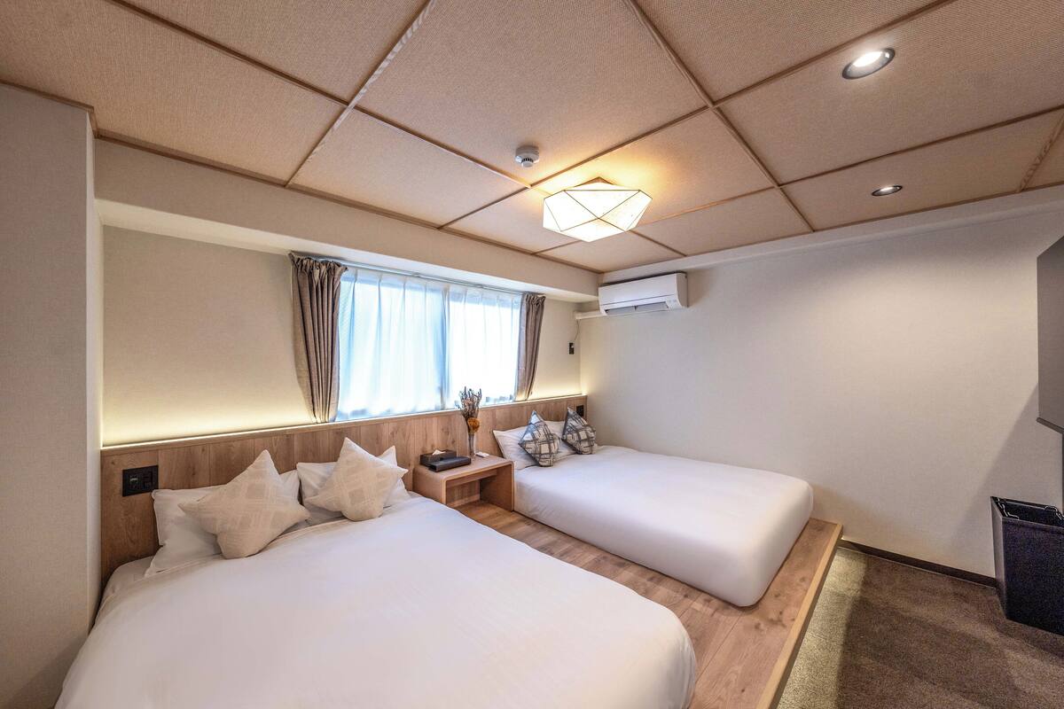 Zweibettzimmer, 2 Doppelbetten, Nichtraucher | Verdunkelungsvorhänge, kostenloses WLAN