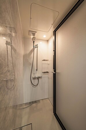 Shower, free toiletries, hair dryer, slippers - Apartment hotel 11 Yasaka (Kyoto)