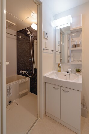 Combined shower/tub, hair dryer, slippers, towels - Apartment Hotel 11 Osaka Dome (Osaka)