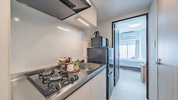 Quarto casal, para não fumantes, sacada | Cozinha privada | Geladeira, micro-ondas, chaleira elétrica