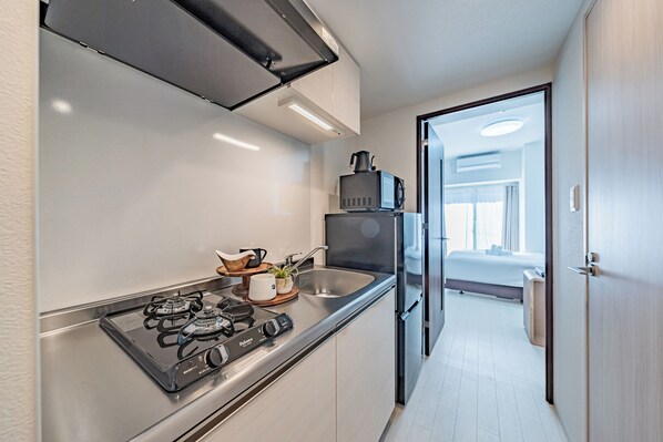 Habitación doble, no fumadores, balcón | Cocina privada | Frigorífico, microondas, hervidor eléctrico y utensilios de cocina
