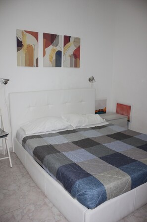 2 bedrooms, travel cot, WiFi, bed sheets