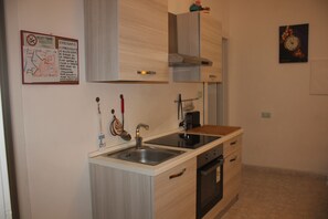 Fridge, oven, stovetop, cookware/dishes/utensils - Reflections of Serenity B&B Gaslini (Genova)