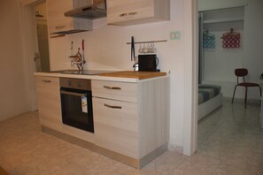 Fridge, oven, stovetop, cookware/dishes/utensils