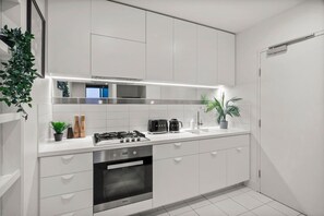 Een koelkast, een oven, een kookplaat, een koffiezetapparaat/waterkoker