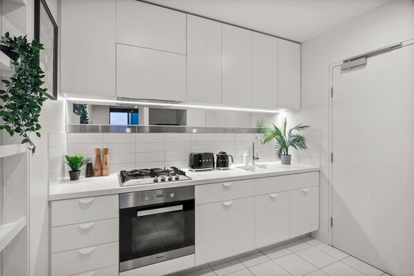 Een koelkast, een oven, een kookplaat, een koffiezetapparaat/waterkoker