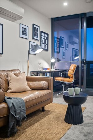 Smart-tv, boeken, een stereo en een kantoor