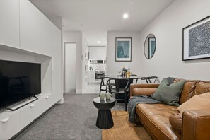 Smart-tv, boeken, een stereo en een kantoor