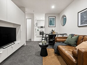 TV connectée, livres, chaîne hi-fi, espaces bureaux