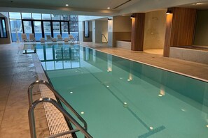 Een binnenzwembad en een verwarmd zwembad