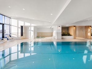 Una piscina cubierta, una piscina climatizada