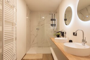 Douche, séchoir à cheveux, serviettes fournies, savon