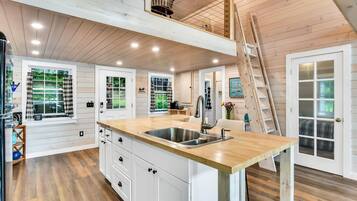 Suite | 3 bedrooms, Internet