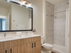 Dusch, hårtork och handdukar