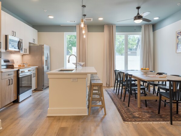 Kjøleskap, mikrobølgeovn, ovn og kokeplater