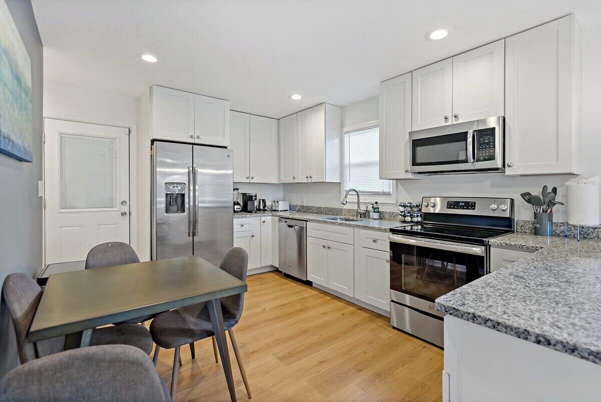 ثلاجة، ميكروويف، فرن، موقد طهي مسطح