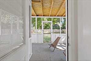 Interior - Sultan MAIN · Metro | Location | Convenience | Budget | 3 queen (Capitol Heights)