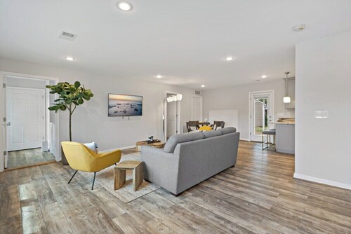 Cheerful | 4-bedroom bungalow | free parking