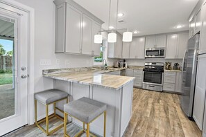 Frigorifero, microonde, forno, piano cottura