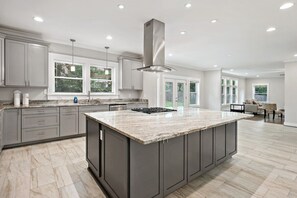 Fridge, microwave, oven, stovetop - The Ultimate Luxury | Yard | Jacuzzi | Garage (Falls Church)