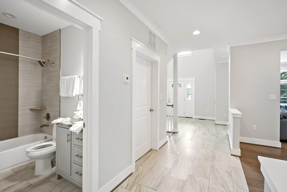 Een haardroger, handdoeken