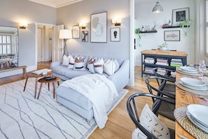House | 1 bedroom, desk