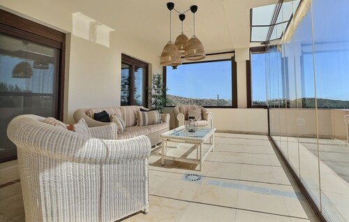 Spacious 4-Bedroom Escape in Viñas del Golf, Casares. Your Perfect Getaway!