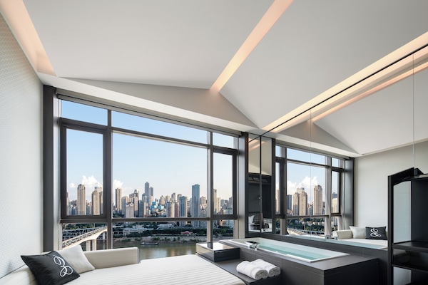 Quarto casal luxo, vista para o rio | Cofres nos quartos, escrivaninha, espaço de trabalho para notebook