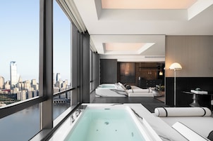 Deluxe Room | In-room safe, desk, laptop workspace, soundproofing