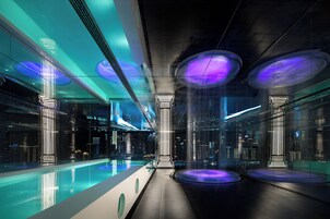 Una piscina techada, una piscina al aire libre de temporada