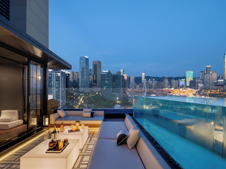 Caja de seguridad en la habitación y escritorio