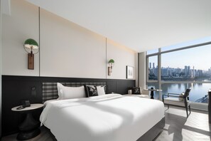 Quarto casal clássico | Cofres nos quartos, escrivaninha, espaço de trabalho para notebook