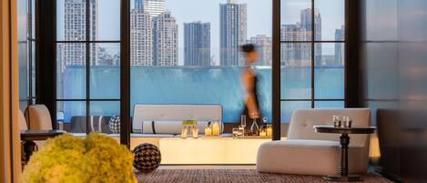 Suite – premier, utsikt mot høyde | Safe på rommet, skrivebord, skrivebord for bærbar PC og lydisolert