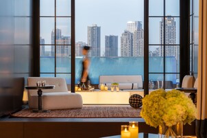 Suite Premier, vista fiume | Una cassaforte in camera, una scrivania, postazione laptop