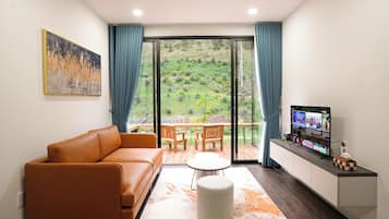 Suite, Lake View | Living area
