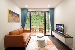 Suite, Lake View | Living area