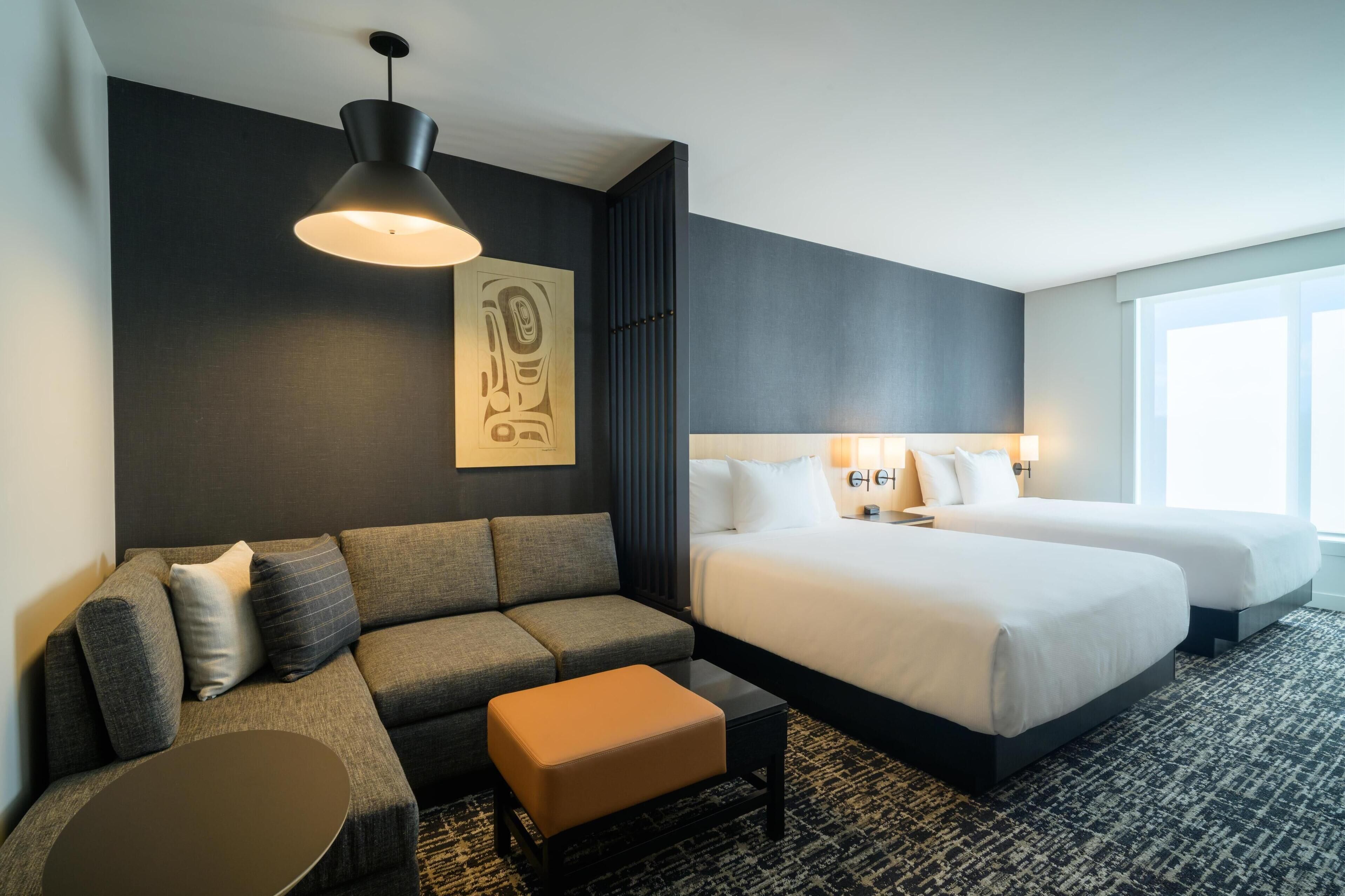 Værelse - flere senge | Pengeskab på værelset, skrivebord, arbejdsområde til bærbare computere