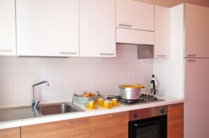 Fridge, oven, stovetop, coffee/tea maker - Marconi Seaside Residence, Pool, Wifi, Bilocale (Alba Adriatica)