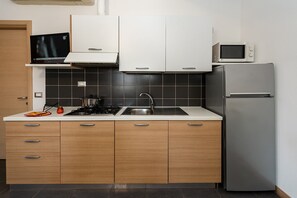 Kühlschrank, Mikrowelle, Herdplatte