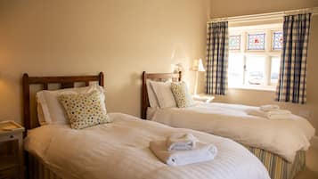 5 bedrooms, desk, WiFi, bed sheets