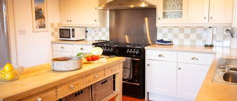 Kühlschrank, Mikrowelle, Toaster, Esstisch