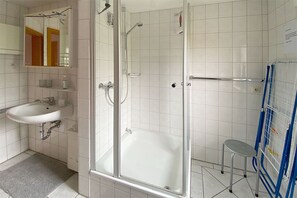Bruser, hårtørrer, Sæbe, Toiletpapir