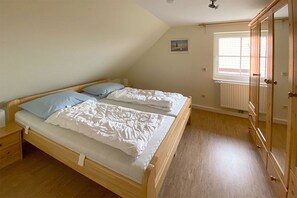 2 bedrooms, iron/ironing board, travel cot, free WiFi