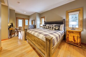 5 bedrooms, desk, iron/ironing board, internet