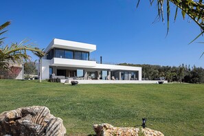 Exterior - Retreat to Ethereal Luxury and Wellness: by etouri (Chania)