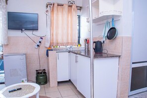 Refrigerador, placa de cocina, utensilios de cocina